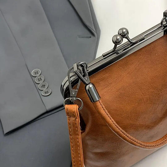 Carlas Zeitlose Bügelverschluss-Tasche  |  Vintage-Handtasche